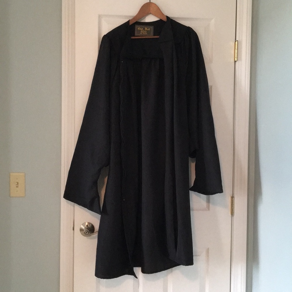 Oak Hall Master graduation gown🎓 5’6” to 5’8”